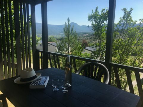 CHALET 5 personnes - Confort "Nouméa" 25m² - 2 chambres (Modèle 1) - Terrasse couverte + TV