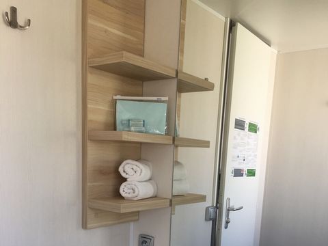 MOBILHOME 4 personnes - Premium "Patio" 37m² - 2 chambres - 2 salles de douche + Jardin privé + 2 TV + Nespresso