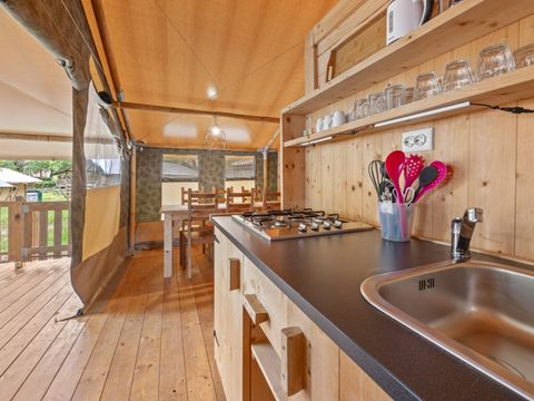 Tente en toile et en bois 5 personnes - Tente safari coucher de soleil + sanitaires + air conditionné (6P)