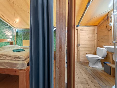 Tente en toile et en bois 5 personnes - Tente safari coucher de soleil + sanitaires + air conditionné (6P)