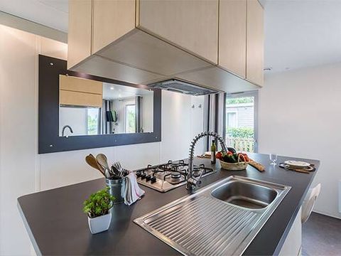 Mobilhome 8 personnes - Premium Exclusive | 3 Ch. | 6/8 Pers. | Terrasse surélevée | 2 SDB | Clim. | TV