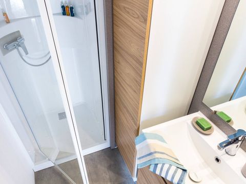 Mobilhome 8 personnes - Premium Exclusive | 3 Ch. | 6/8 Pers. | Terrasse surélevée | 2 SDB | Clim. | TV
