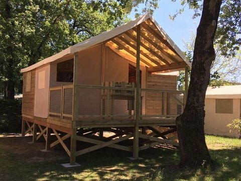 TENTE TOILE ET BOIS 5 personnes - C- Lodge pilotis - 2 chambres 24m² avec terrasse couverte