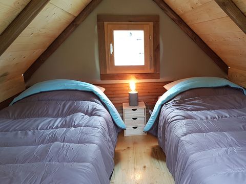 HÉBERGEMENT INSOLITE 4 personnes - BIVOUAC (Sans sanitaires) + tente au sol 