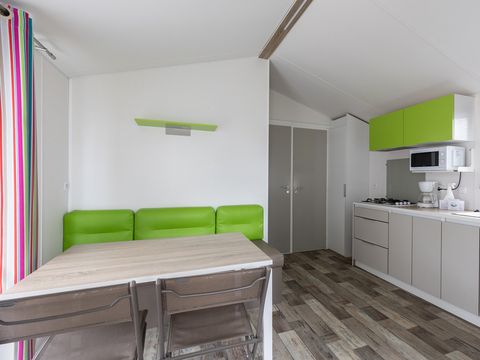 MOBILHOME 4 personnes - MALAGA 27m² - 2 chambres avec terrasse bois semi couverte.