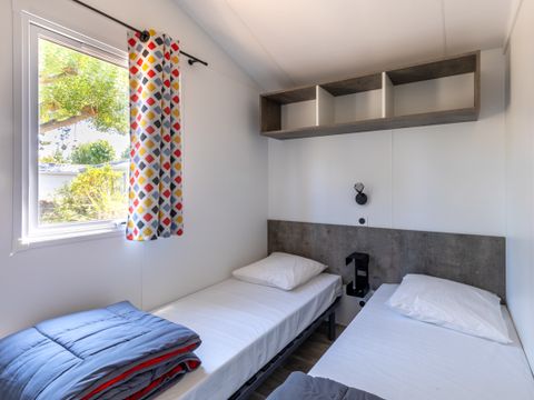 MOBILHOME 4 personnes - MALAGA BOIS 27m² - 2 chambres  - 4 pers, terrasse bois semi couverte