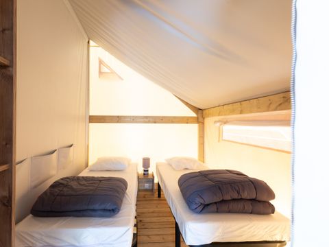 TENTE TOILE ET BOIS 4 personnes - Tente ECOLODGE 21m² - 2 chambres sans point d'eau avec petite terrasse en bois semi couverte.