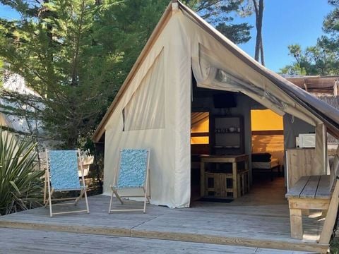 TENTE TOILE ET BOIS 4 personnes - Tente ECOLODGE 21m² - 2 chambres sans point d'eau avec petite terrasse en bois semi couverte.