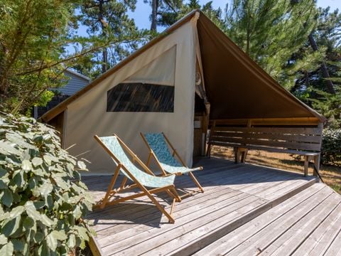 TENTE TOILE ET BOIS 4 personnes - Tente ECOLODGE 21m² - 2 chambres sans point d'eau avec petite terrasse en bois semi couverte.