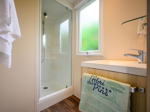 MOBILHOME 4 personnes - D/ LOISIR CONFORT 2 ch. 4 pers. - 25m2 - terrasse parasol 4 pers.