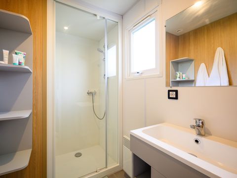 MOBILHOME 5 personnes - D/ COTTAGE CONFORT 2 ch. 4/5 pers. - 30m2 - terrasse couverte