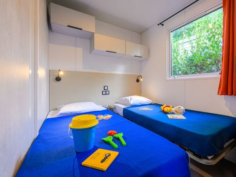 MOBILHOME 5 personnes - D/ COTTAGE CONFORT 2 ch. 4/5 pers. - 30m2 - terrasse couverte