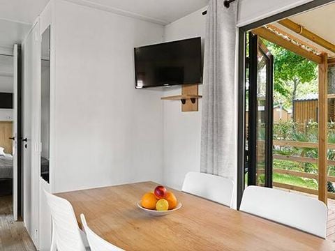 Bungalow 8 personnes - Mobil-home | Premium | 4 Ch. | 8 Pers. | Terrasse Lounge | 2 SDB | Clim. | TV