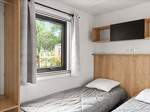 Bungalow 8 personnes - Mobil-home | Premium | 4 Ch. | 8 Pers. | Terrasse Lounge | 2 SDB | Clim. | TV