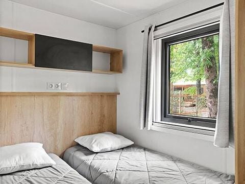 Bungalow 8 personnes - Mobil-home | Premium | 4 Ch. | 8 Pers. | Terrasse Lounge | 2 SDB | Clim. | TV