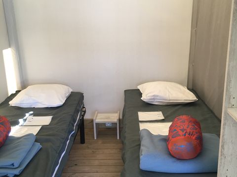 BUNGALOW TOILÉ 4 personnes - ECOLODGE 23m² sans sanitaire, avec point d'eau froide evier cuisine 4 pers