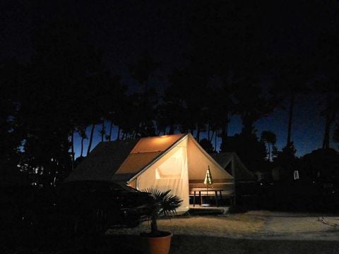 TENTE 4 personnes - Tente Lodge Junior sans sanitaire, avec point d'eau froide evier cuisine 4 pers