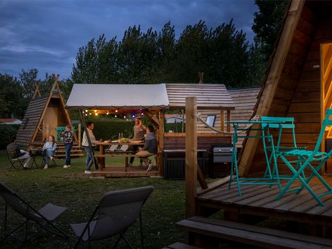 Hébergement 2 personnes - Forfait Insolite :Cabadienne 8m² - 1 chambre + Frigidaire + Terrasse 1/2 pers