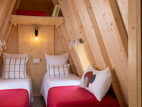 Hébergement 2 personnes - Forfait Insolite :Cabadienne 8m² - 1 chambre + Frigidaire + Terrasse 1/2 pers