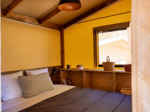 Tente en toile et en bois 4 personnes - Cabane Cotton Confort 32m² - 2chambres + Terrasse couverte + Quartier piéton 4 pers