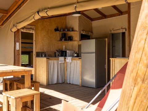 Tente en toile et en bois 4 personnes - Cabane Cotton Confort 32m² - 2chambres + Terrasse couverte + Quartier piéton 4 pers