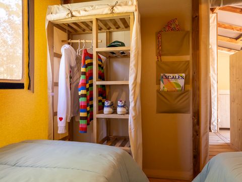 Tente en toile et en bois 4 personnes - Cabane Cotton Confort 32m² - 2chambres + Terrasse couverte + Quartier piéton 4 pers