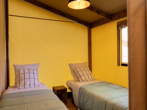 Tente en toile et en bois 4 personnes - Cabane Cotton Confort 32m² - 2chambres + Terrasse couverte + Quartier piéton 4 pers