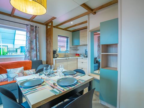 CHALET 4 personnes - Chalet Cannelle 26.5m² 2 chambres + TV + LV + Terr. couverte+ Draps + Quartier piéton + clim 4 pers