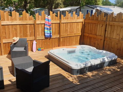 MOBILHOME 6 personnes - COTTAGE TRIO STANDING- TV- LAVE VAISSELLE- 2 SALLES D'EAU avec SPA PRIVATIF 6 pers