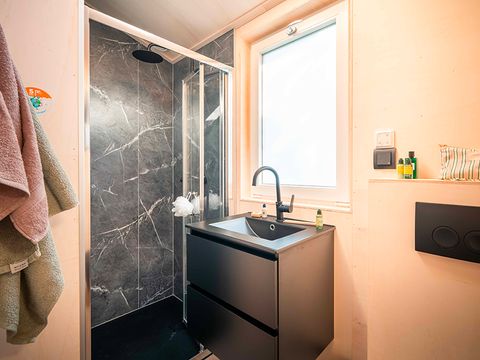 HÉBERGEMENT INSOLITE 5 personnes - Wild Spirit 2 chambres - 60m² - TV -CLIM - LV - SH + SAUNA + BAIN NORDIQUE