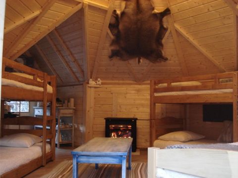 HÉBERGEMENT INSOLITE 6 personnes - Refuge - Esprit cabane - Sans eau ni sanitaire 4/6 places