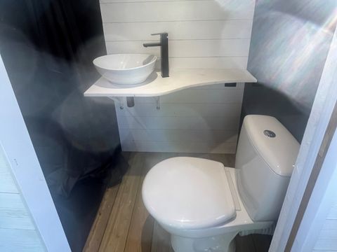 HÉBERGEMENT INSOLITE 4 personnes - DK'ouverte DKbane INSOLITE - 2 chambres (avec sanitaires et sans TV) 3/4 pers.