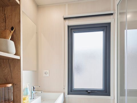 Mobilhome 4 personnes - Palmy Premium 24,5m2 - 2 chambres - CLIM - TV - Lave-vaisselle - Terrasse Couverte