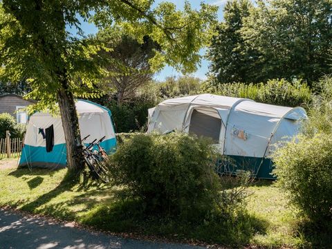 Emplacement - Forfait Confort : tente, caravane ou camping-car / 1 voiture / électricité 10A 2 pers.