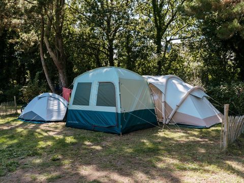 Emplacement - Forfait Confort : tente, caravane ou camping-car / 1 voiture / électricité 10A 2 pers.