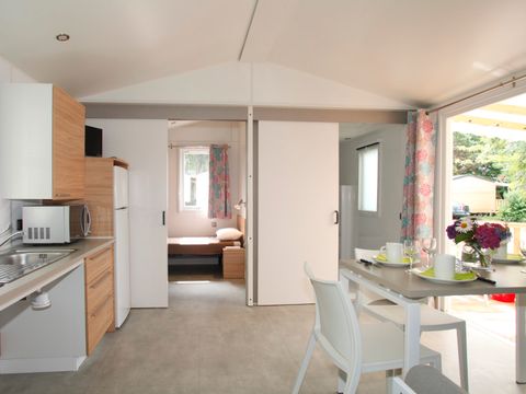MOBILHOME 4 personnes - Confort 29m² - 2 chambres - Terrasse couverte - TV