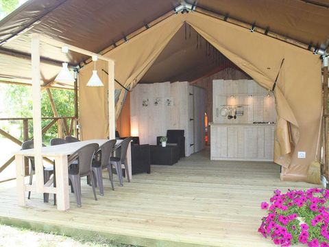 Tente en toile et en bois 5 personnes - LODGE VIP 55 m²