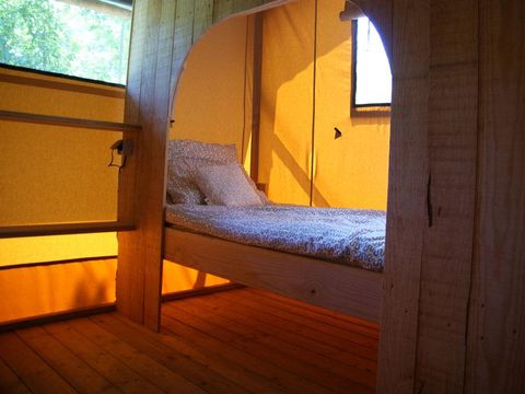 Tente en toile et en bois 5 personnes - LODGE VIP 55 m²