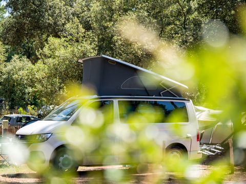 Emplacement - Forfait Confort : petite caravane ou camping-car / 1 voiture / électricité