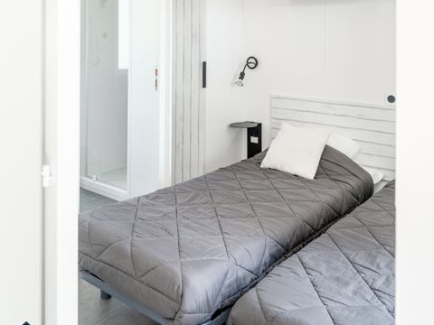 Mobilhome 4 personnes - Premium 32m² - 2 chambres - 2 salles de bain - Lave Vaisselle - Terrasse semi-couverte 15m²