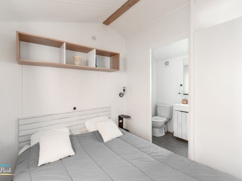 Mobilhome 4 personnes - Premium 32m² - 2 chambres - 2 salles de bain - Lave Vaisselle - Terrasse semi-couverte 15m²