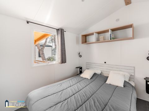 Mobilhome 4 personnes - Premium 32m² - 2 chambres - 2 salles de bain - Lave Vaisselle - Terrasse semi-couverte 15m²