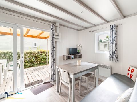 Chalet 4 personnes - Confort 26.5m² - 2 chambres - Terrasse couverte - TV