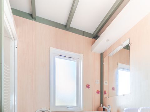 CHALET 4 personnes - Chalet Premium 35m² (2 chambres) + Climatisation + Lave-vaisselle + Terrasse couverte 12m²