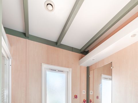 CHALET 4 personnes - Chalet Premium 35m² (2 chambres) + Climatisation + Lave-vaisselle + Terrasse couverte 12m²