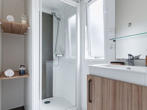 Mobilhome 4 personnes - Confort 27.5m² - 2 chambres - Terrasse bois semi-couverte 11m²