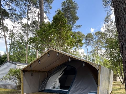 Hébergement 2 personnes - Cabane vélo , plancher bois, table