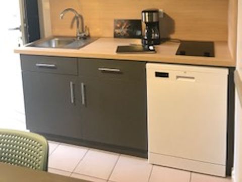 GÎTE 4 personnes - Pavillon avec vue - 1 chambre avec Clim + terrasse et TV