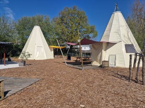 HÉBERGEMENT INSOLITE 4 personnes - TIPI SANS SANITAIRES