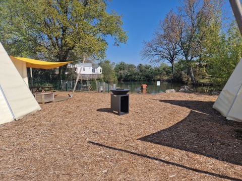 HÉBERGEMENT INSOLITE 4 personnes - TIPI SANS SANITAIRES